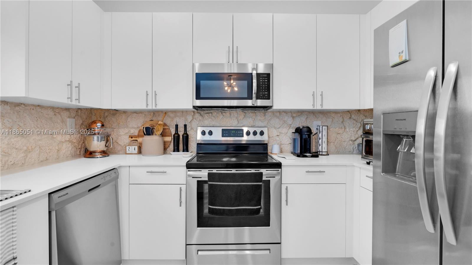 Подробнее 11922 3 / 3 1442 кв.футов $ 2025-08-25 0 Фото