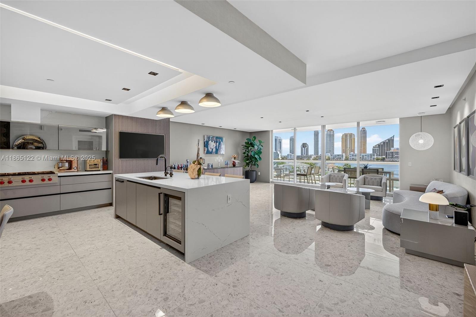 707 3 / 4 2840 sq. ft. $ 2025-08-25 0 foto