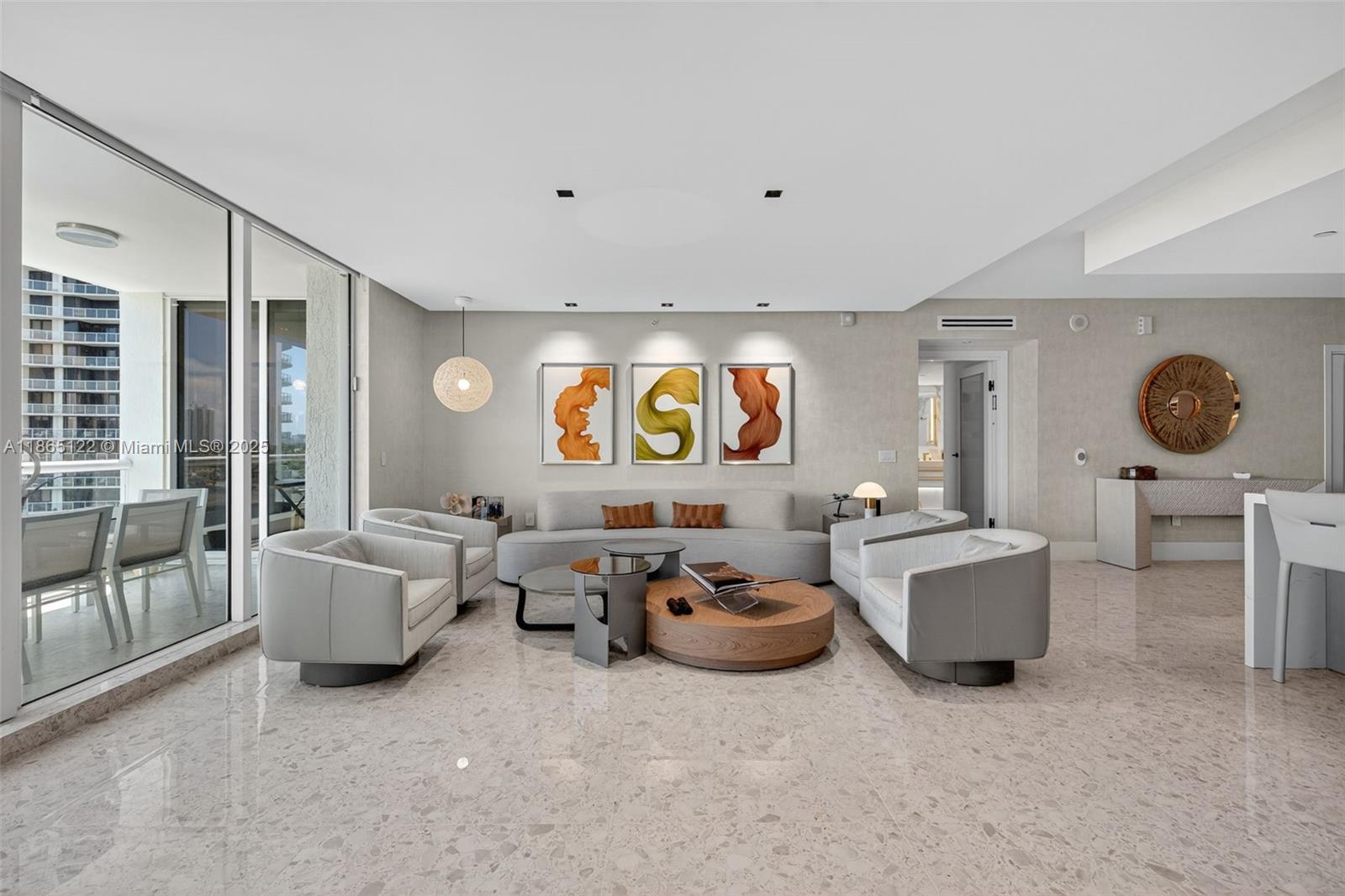 707 3 / 4 2840 sq. ft. $ 2025-08-25 0 foto
