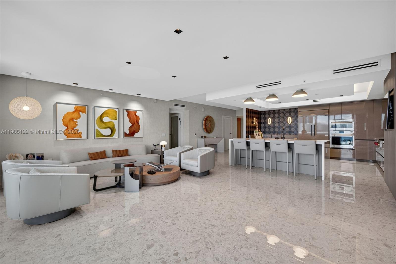 707 3 / 4 2840 sq. ft. $ 2025-08-25 0 foto