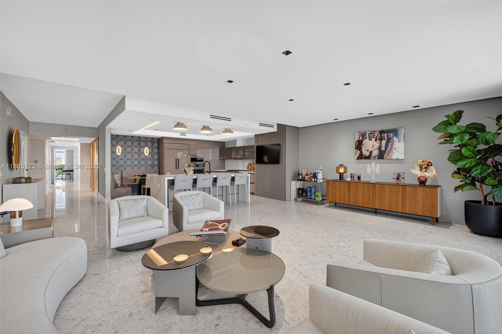 707 3 / 4 2840 sq. ft. $ 2025-08-25 0 foto