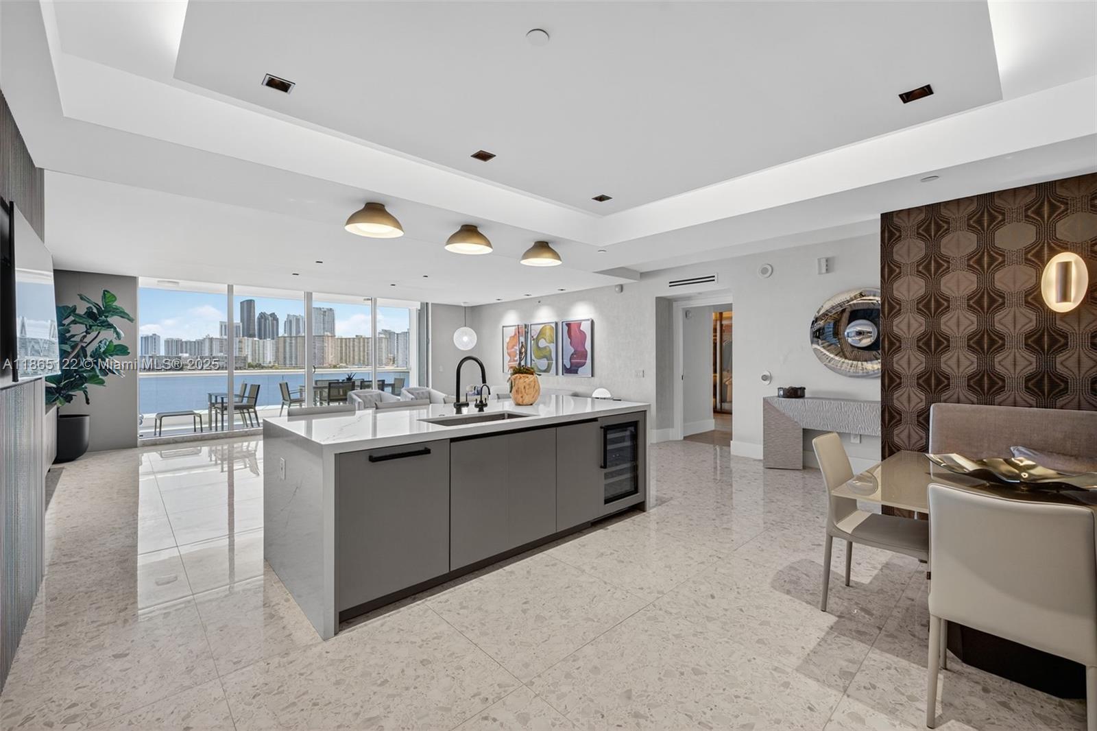 707 3 / 4 2840 sq. ft. $ 2025-08-25 0 foto