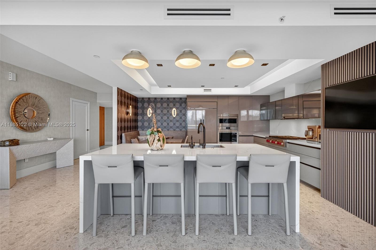 707 3 / 4 2840 sq. ft. $ 2025-08-25 0 foto