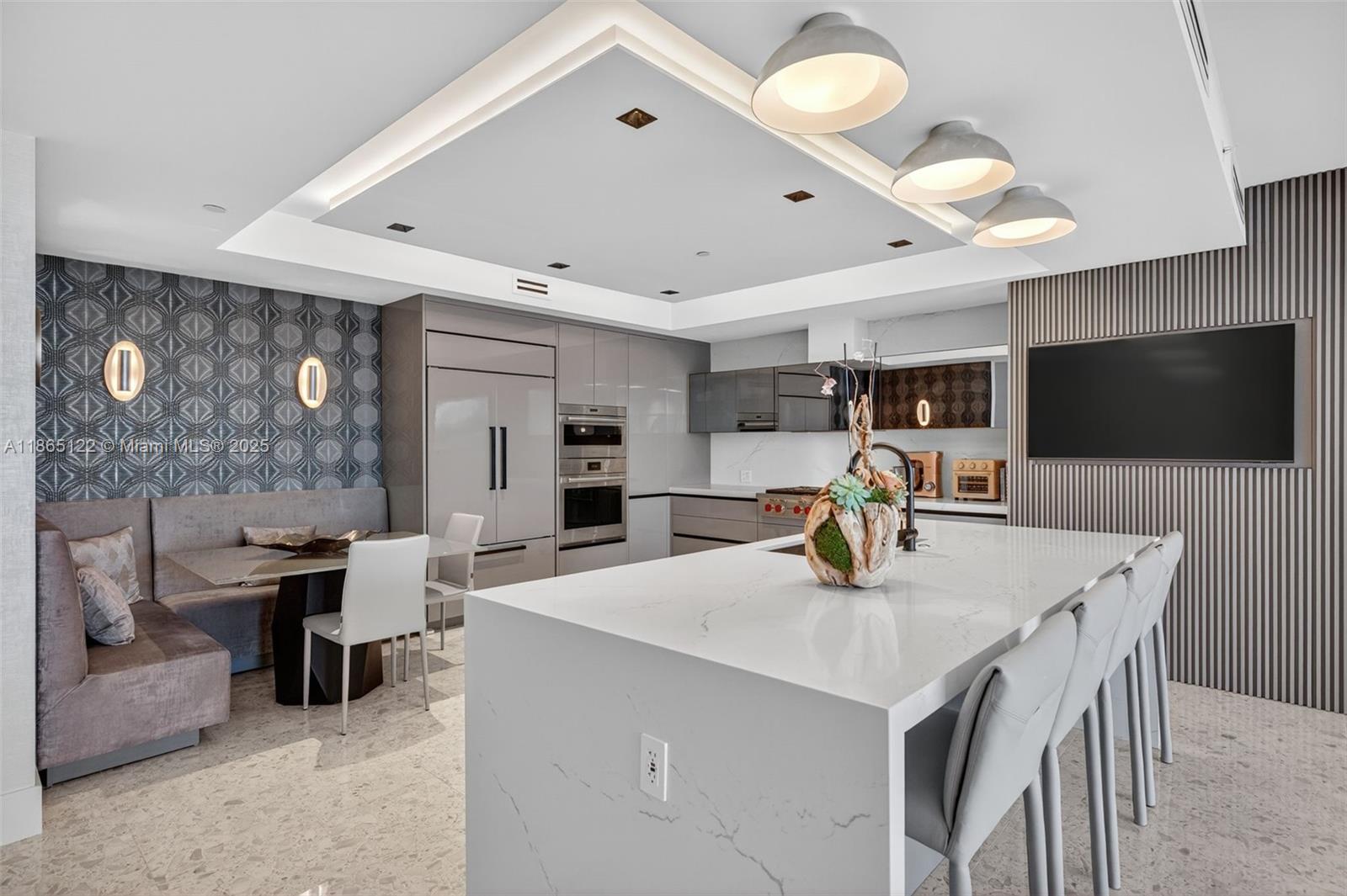 707 3 / 4 2840 sq. ft. $ 2025-08-25 0 foto