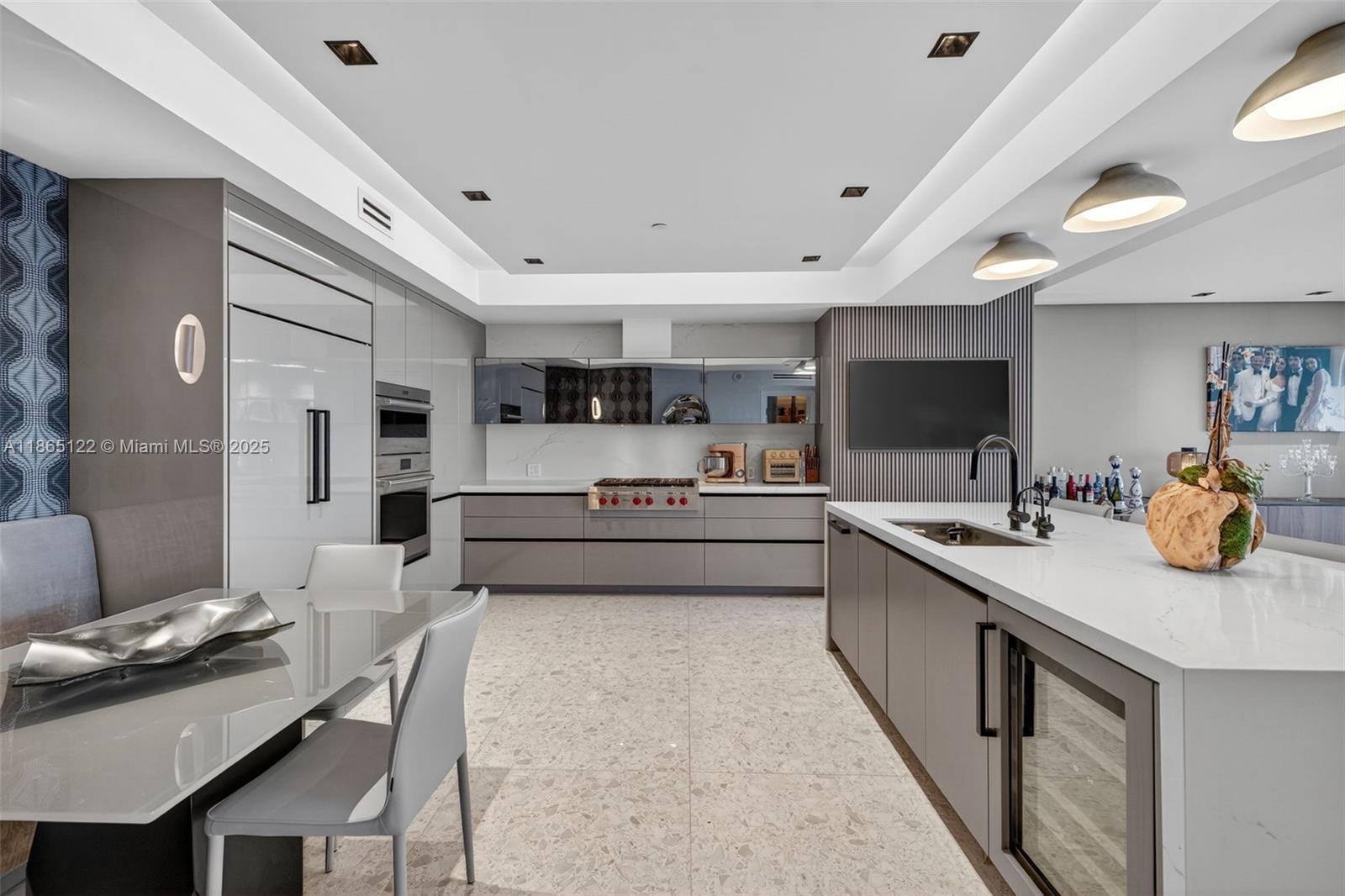 707 3 / 4 2840 sq. ft. $ 2025-08-25 0 foto