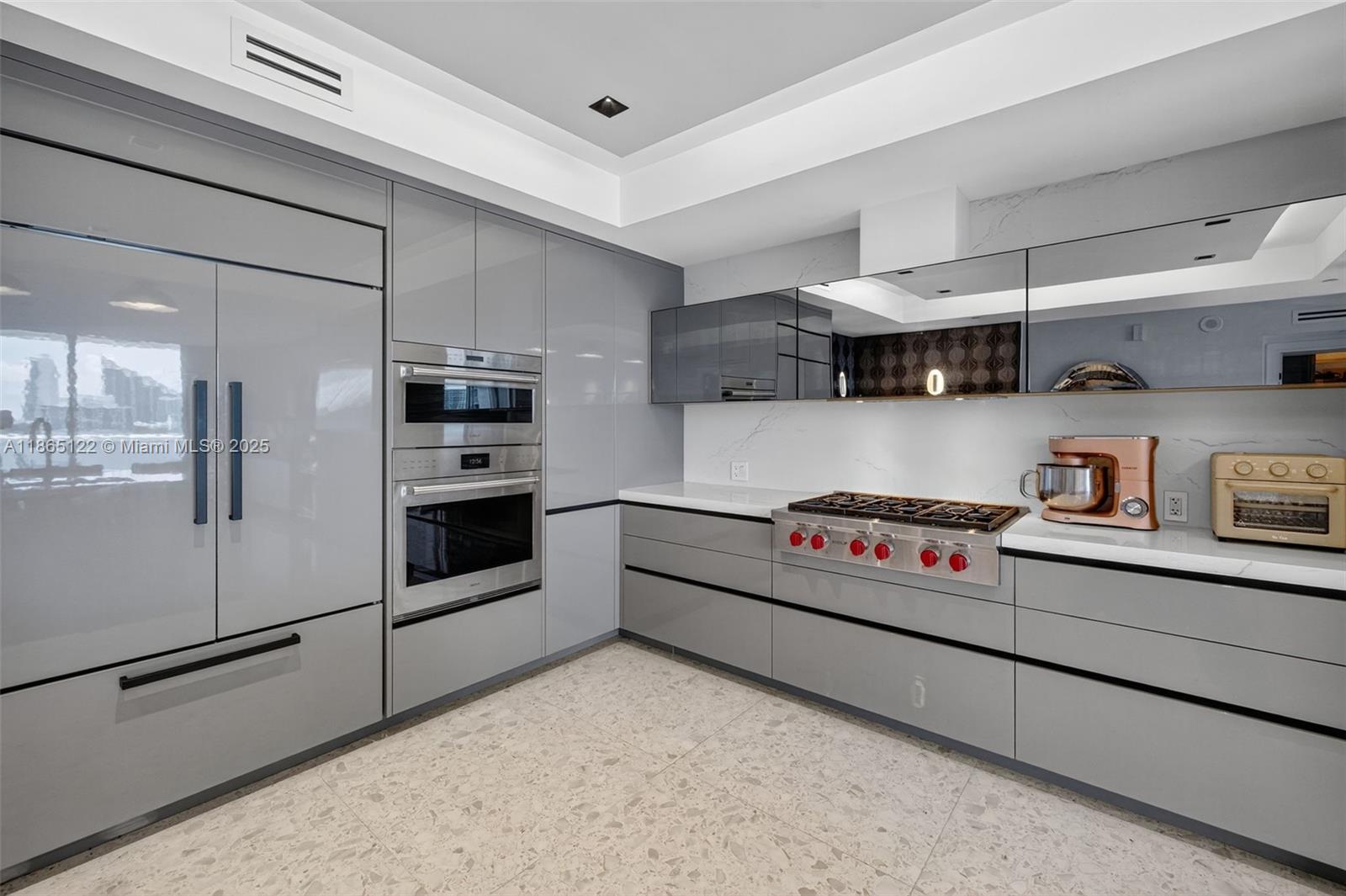 707 3 / 4 2840 sq. ft. $ 2025-08-25 0 foto