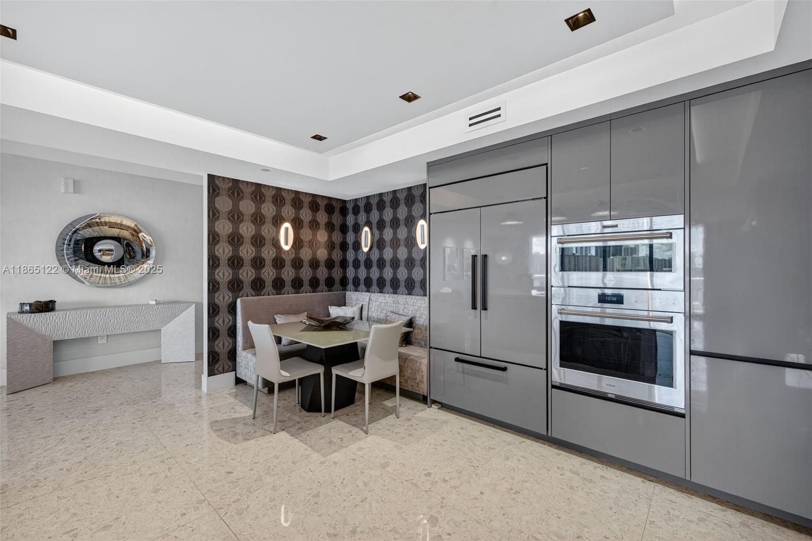 707 3 / 4 2840 sq. ft. $ 2025-08-25 0 foto