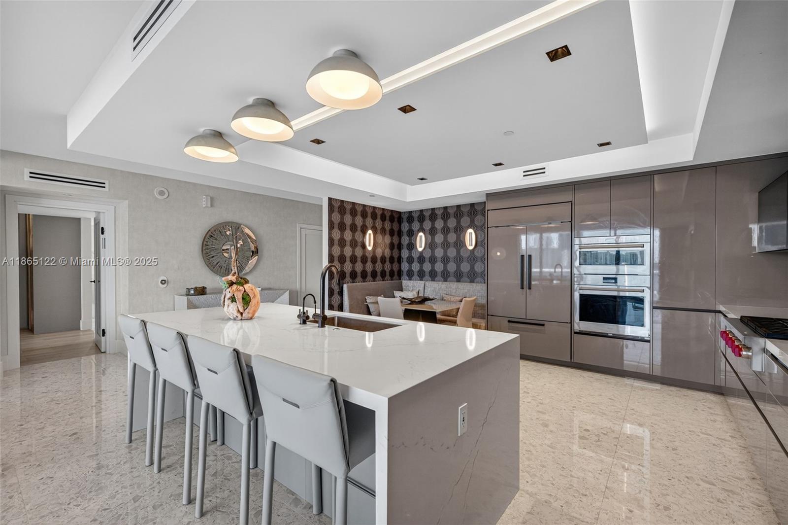 707 3 / 4 2840 sq. ft. $ 2025-08-25 0 foto