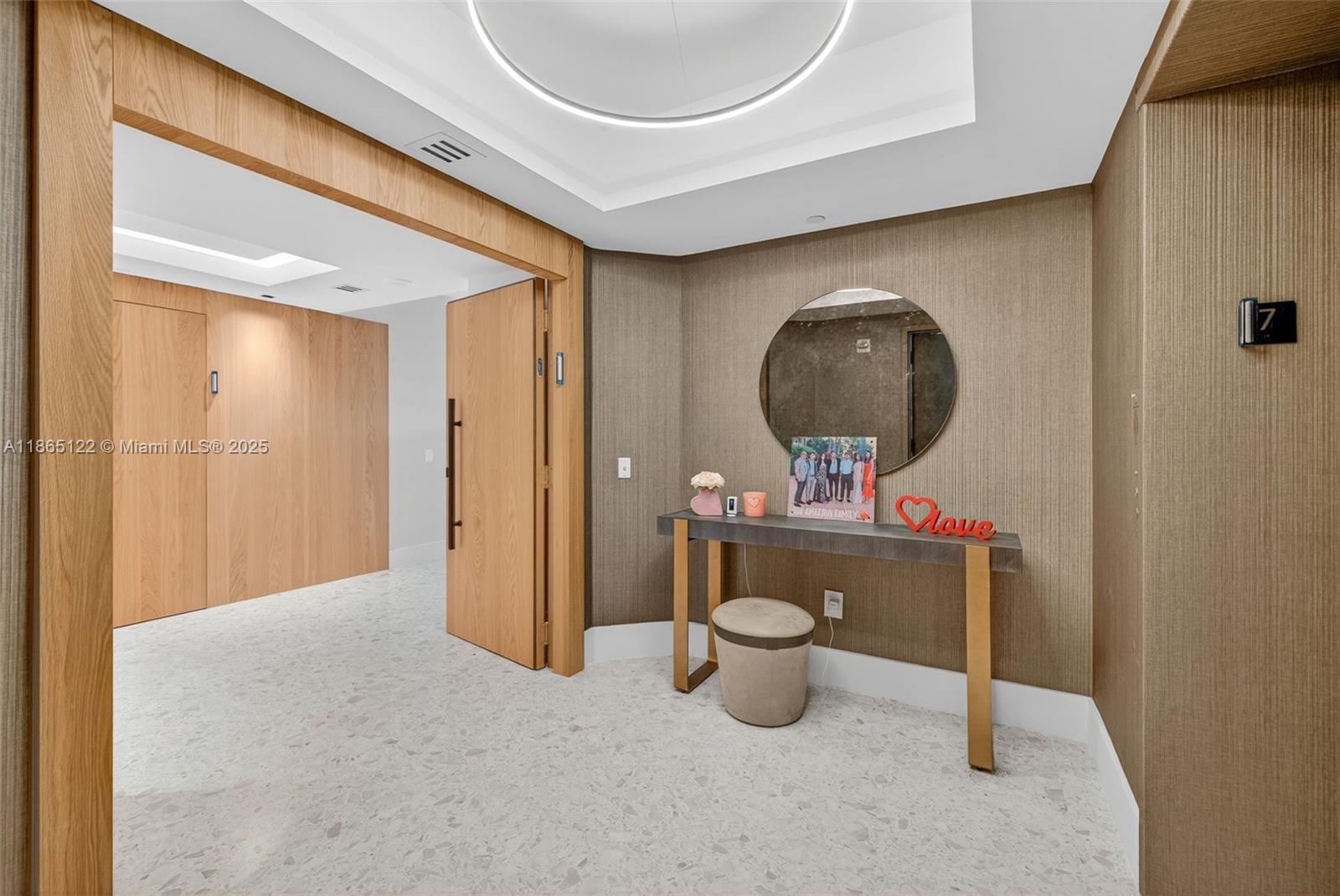 707 3 / 4 2840 sq. ft. $ 2025-08-25 0 foto