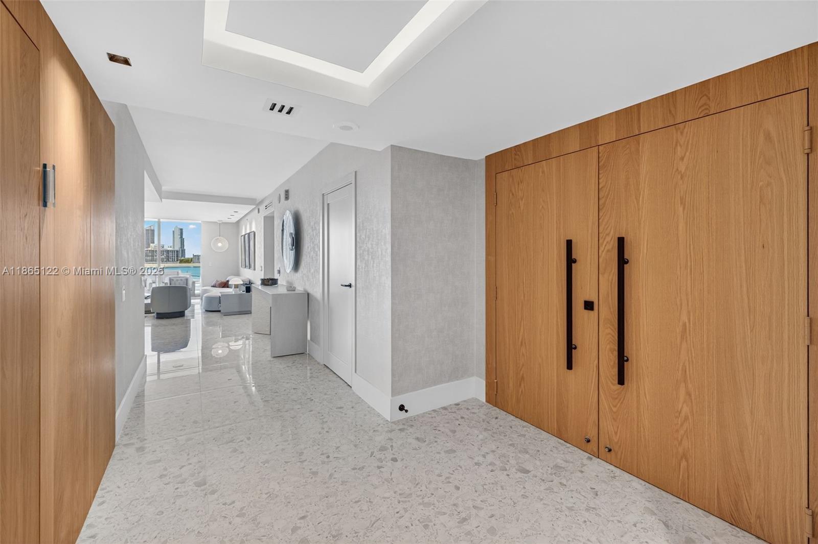 707 3 / 4 2840 sq. ft. $ 2025-08-25 0 foto
