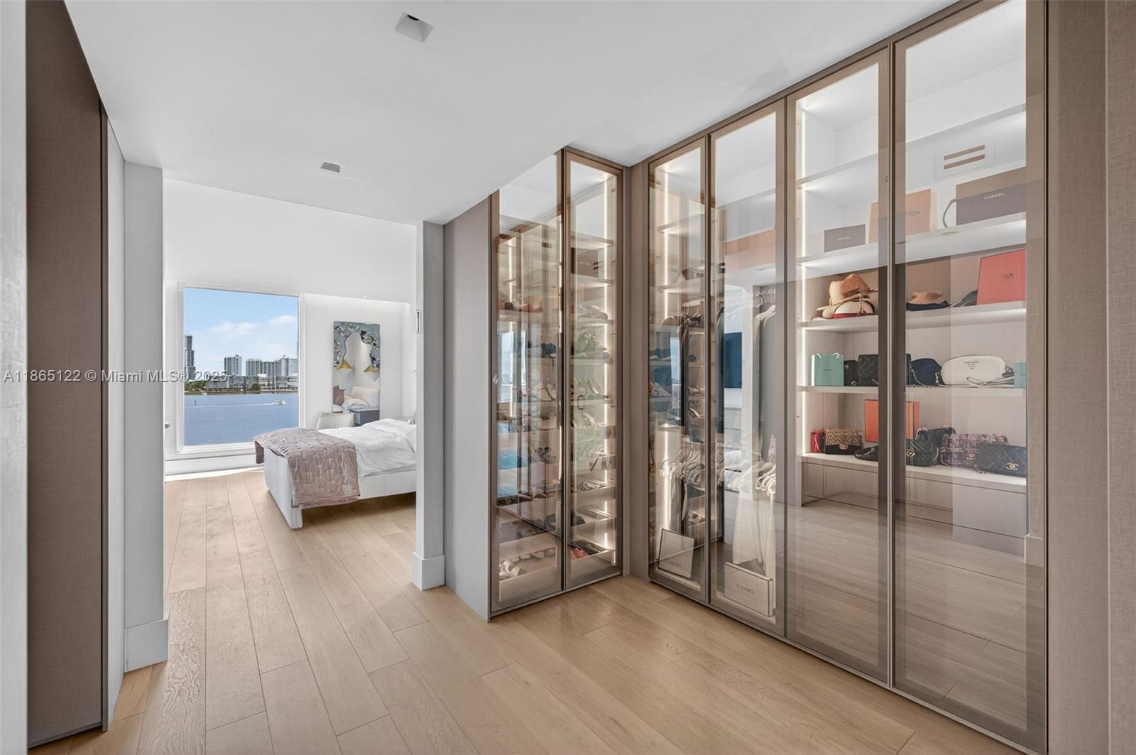 707 3 / 4 2840 sq. ft. $ 2025-08-25 0 foto