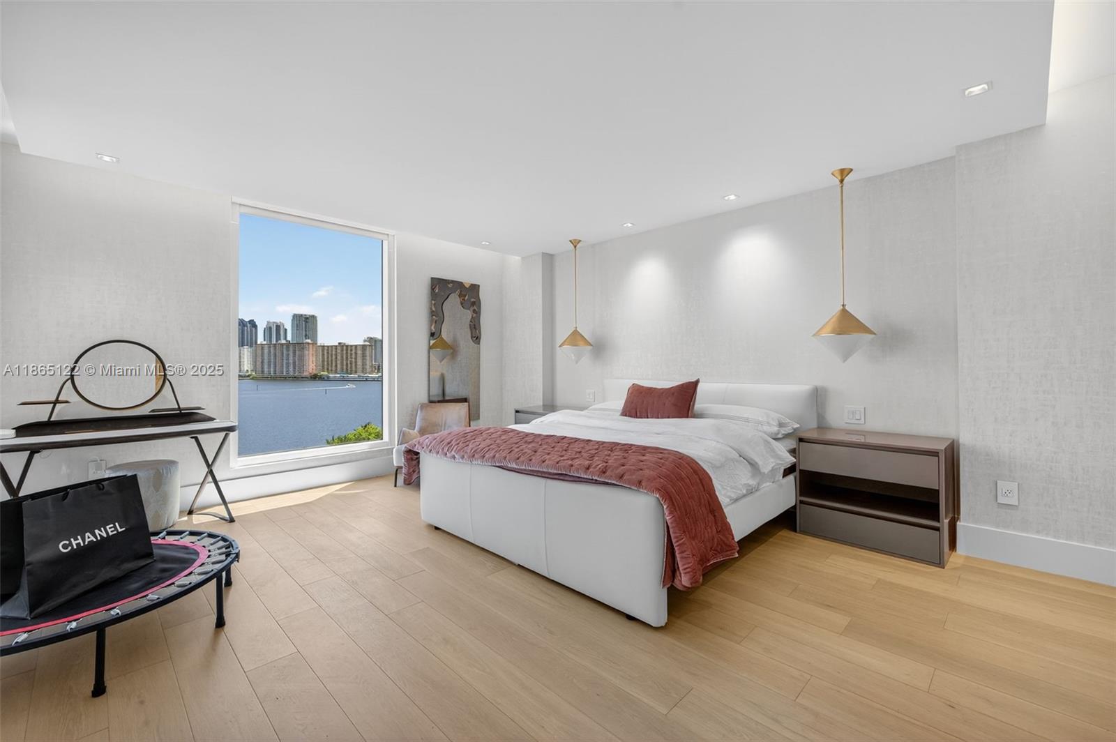 707 3 / 4 2840 sq. ft. $ 2025-08-25 0 foto