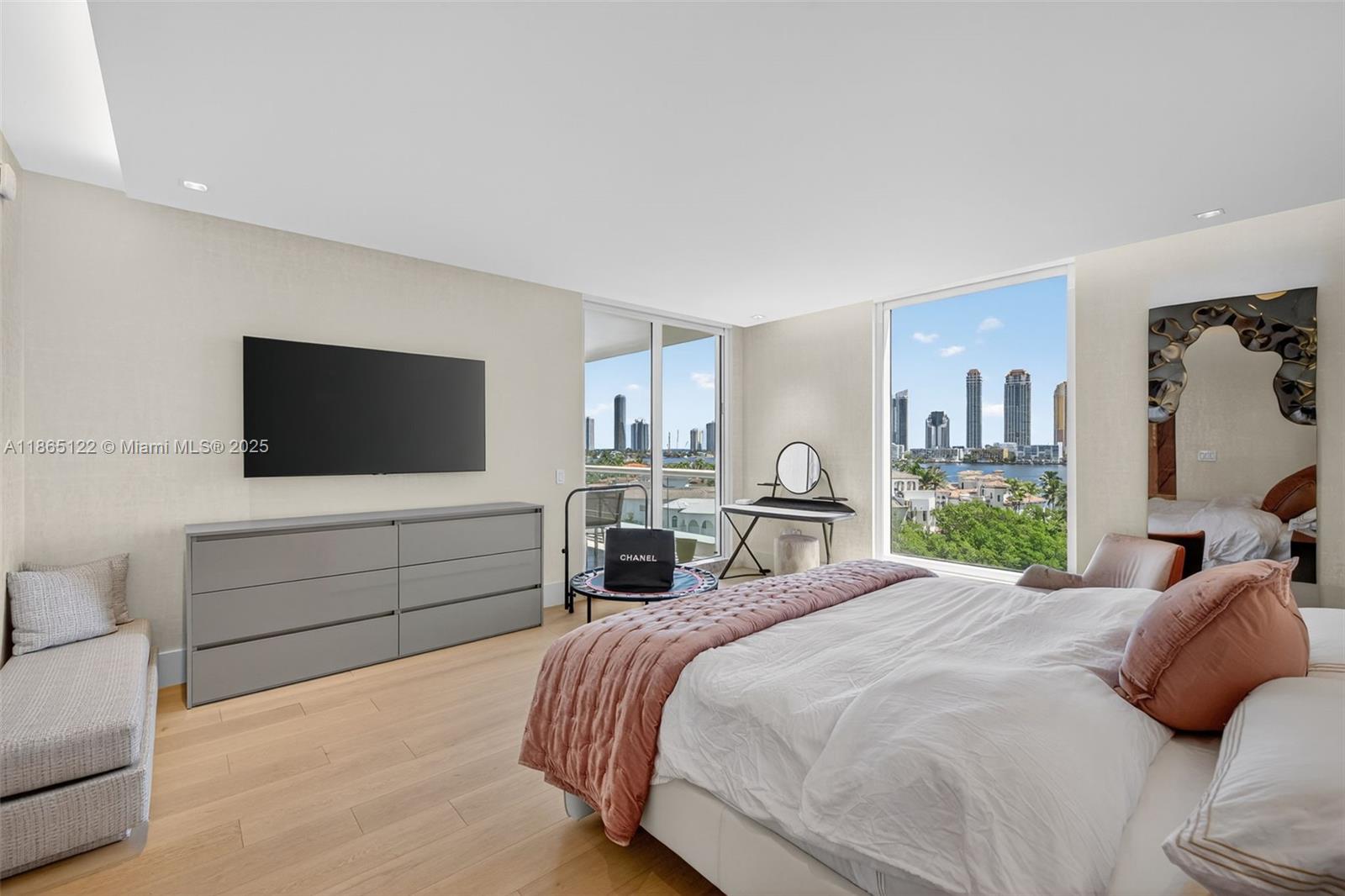707 3 / 4 2840 sq. ft. $ 2025-08-25 0 foto