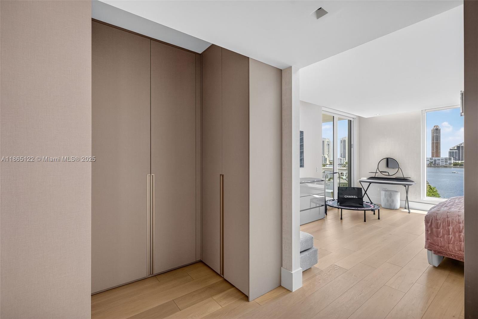 707 3 / 4 2840 sq. ft. $ 2025-08-25 0 foto