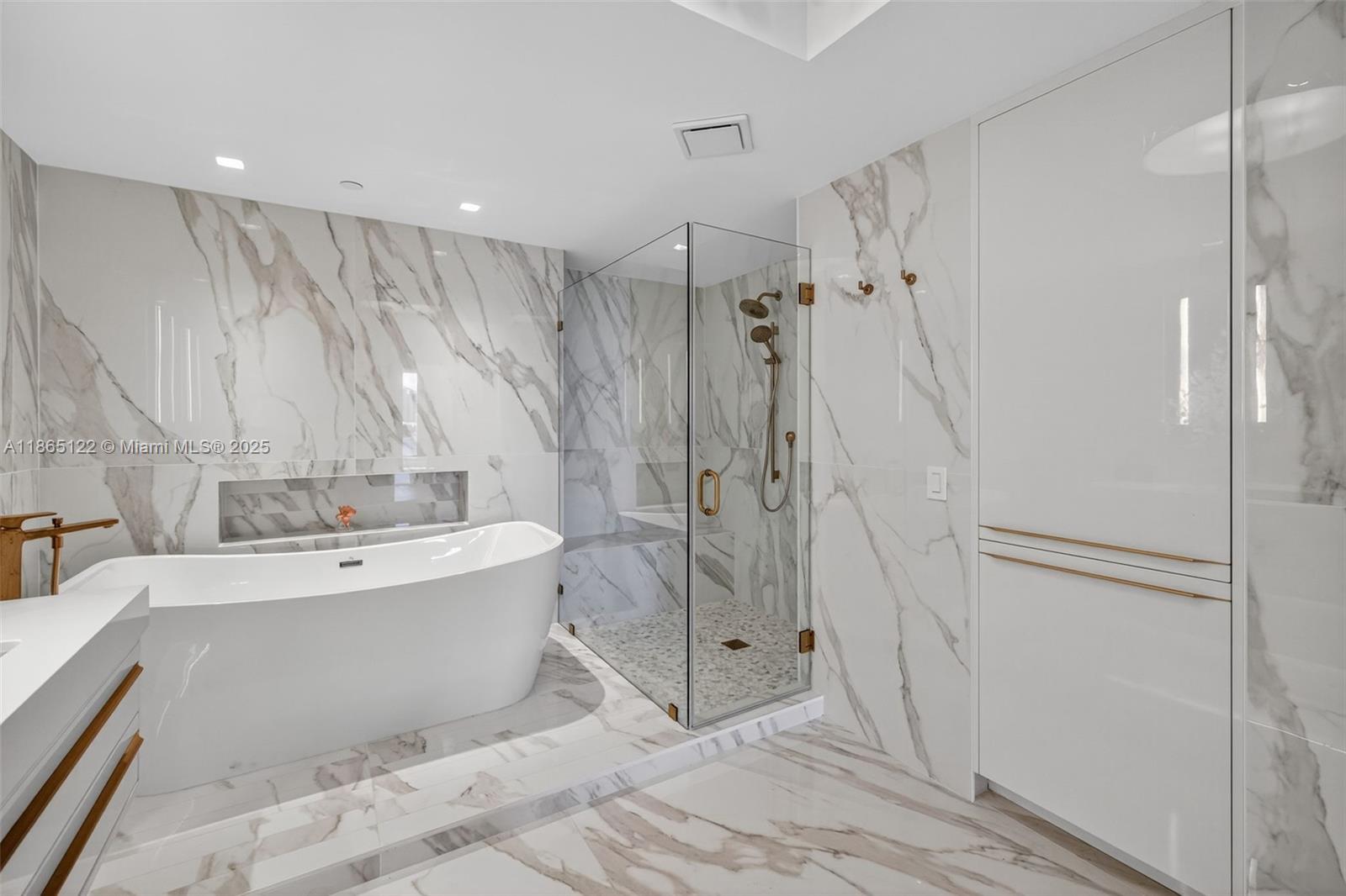 707 3 / 4 2840 sq. ft. $ 2025-08-25 0 foto