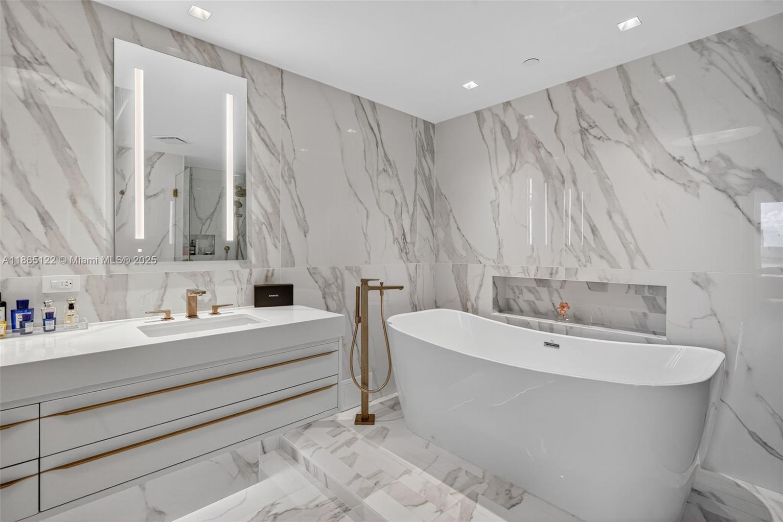 707 3 / 4 2840 sq. ft. $ 2025-08-25 0 foto
