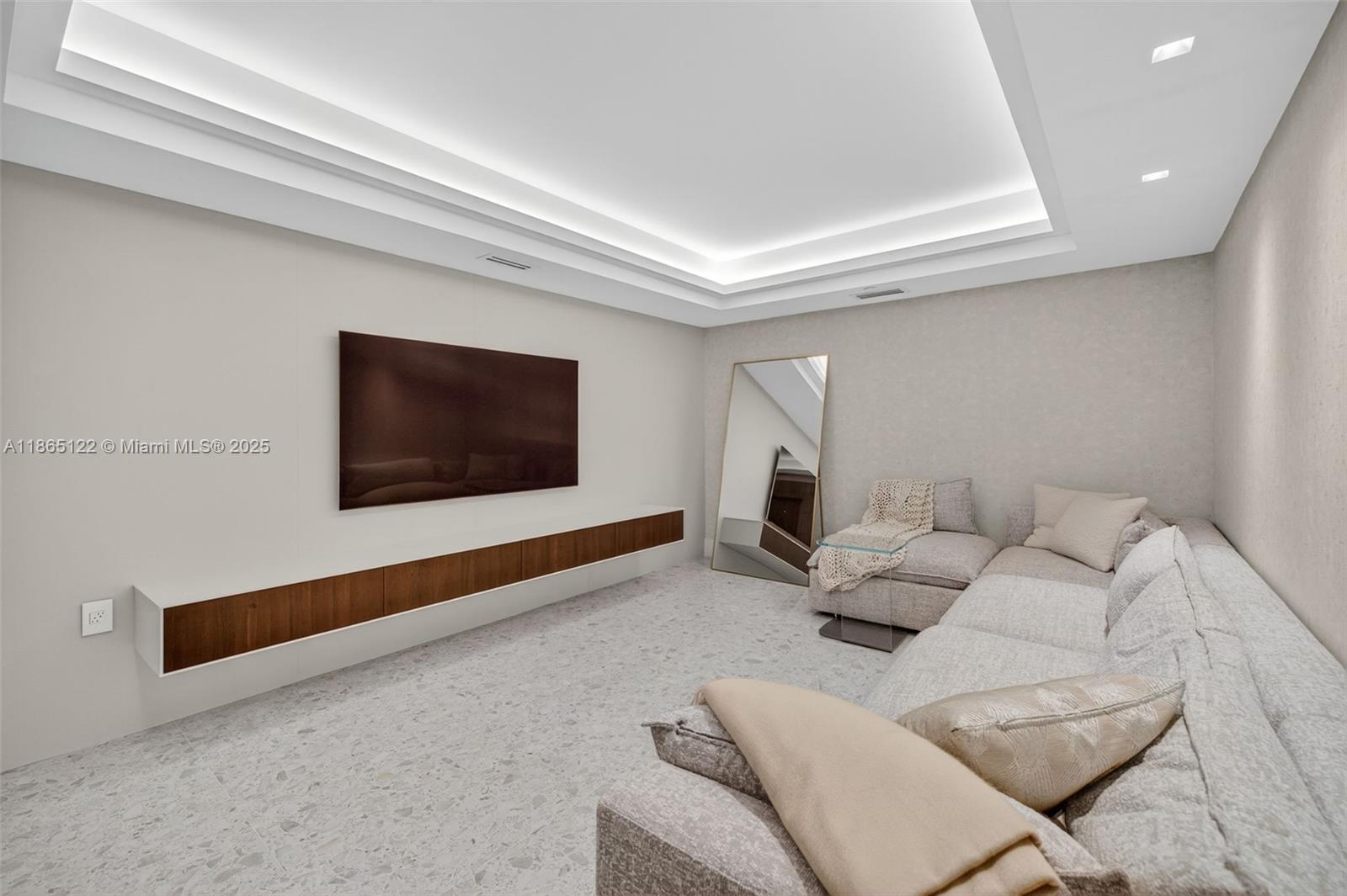 707 3 / 4 2840 sq. ft. $ 2025-08-25 0 foto