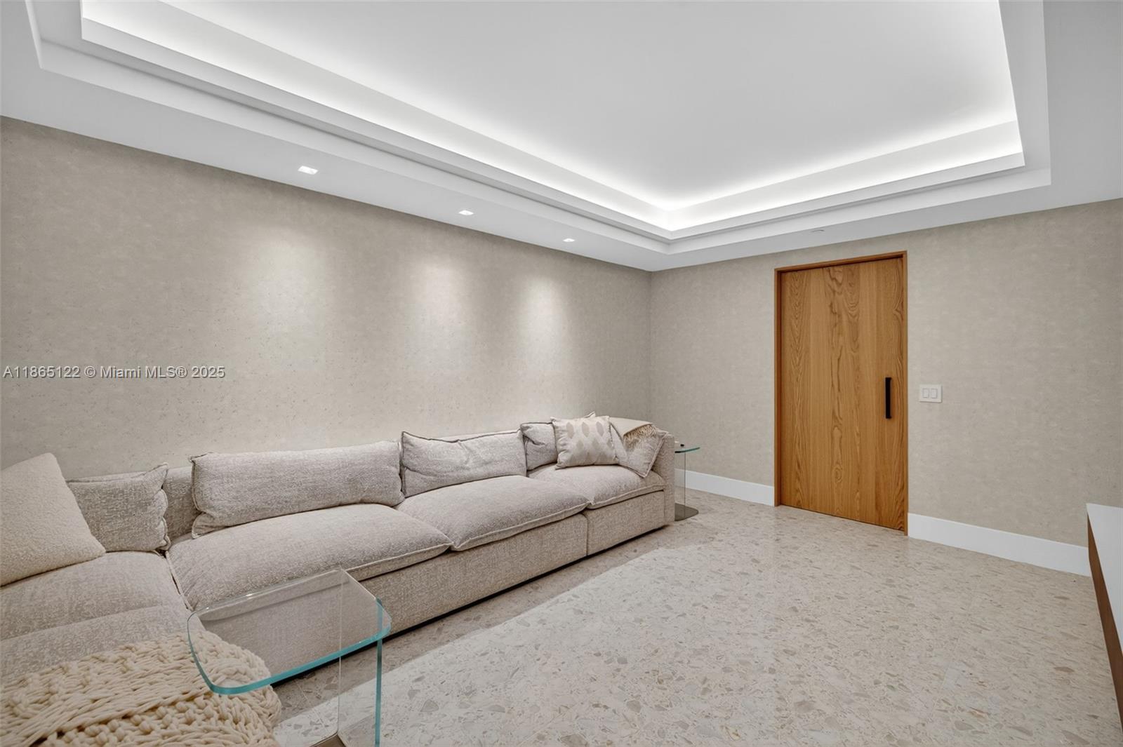 707 3 / 4 2840 sq. ft. $ 2025-08-25 0 foto