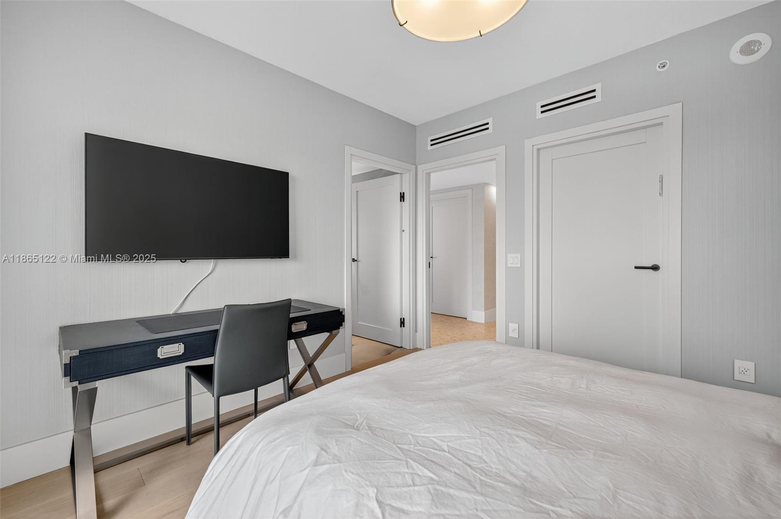 707 3 / 4 2840 sq. ft. $ 2025-08-25 0 foto