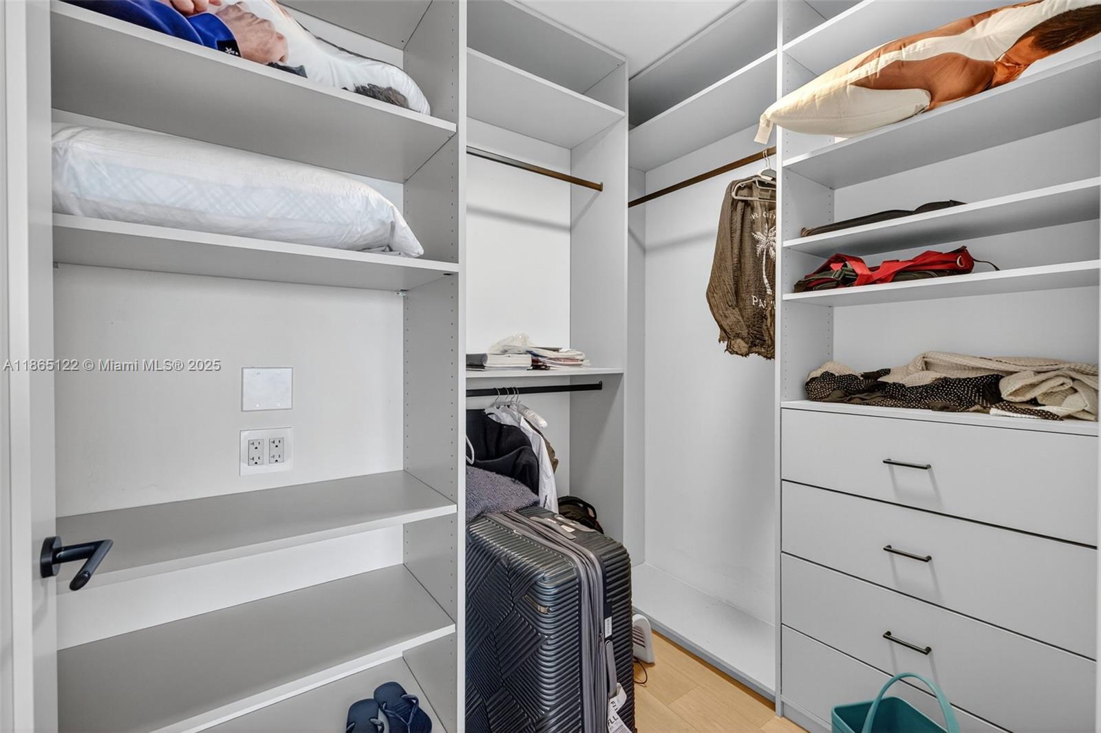 707 3 / 4 2840 sq. ft. $ 2025-08-25 0 foto