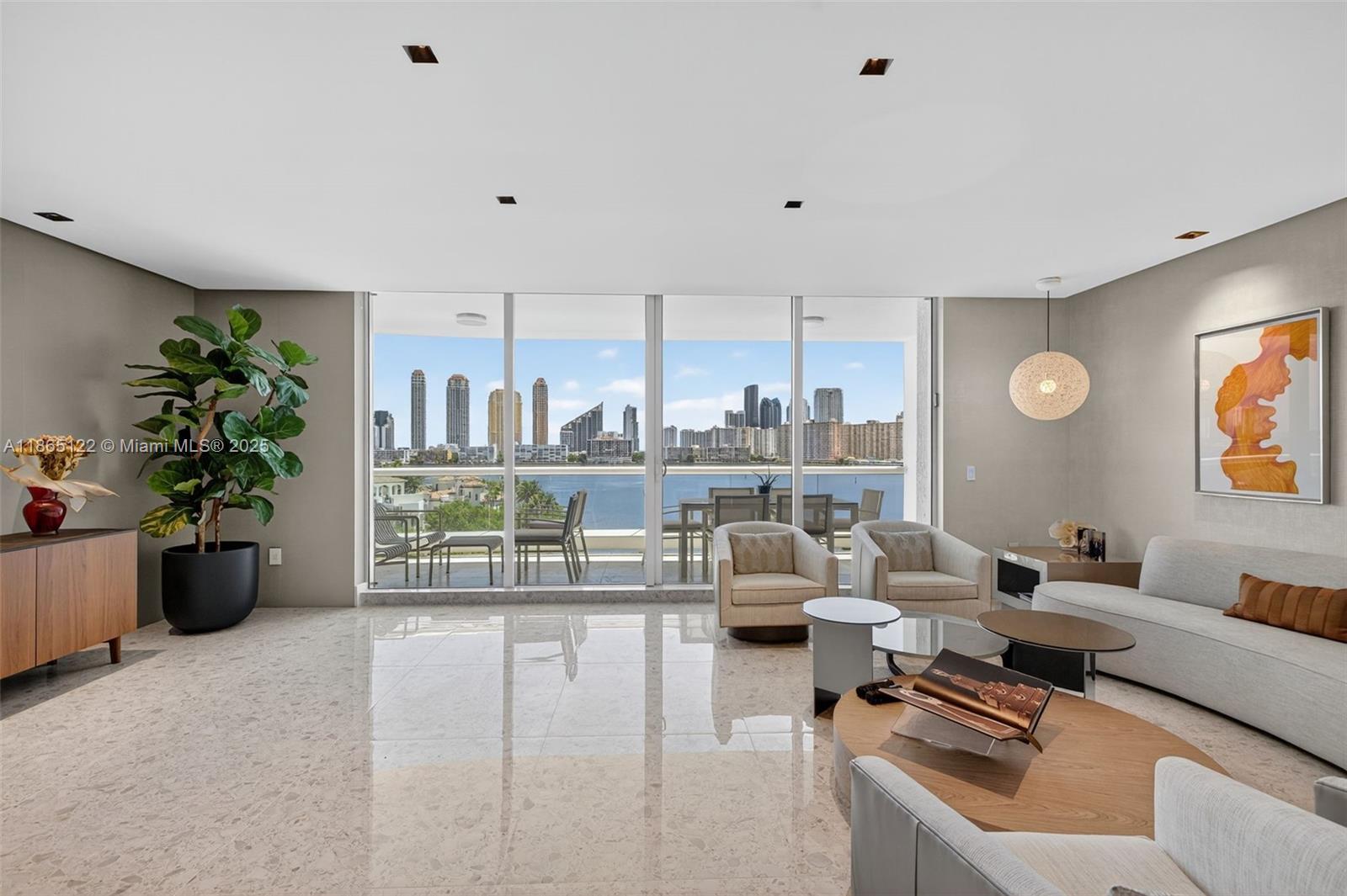 707 3 / 4 2840 sq. ft. $ 2025-08-25 0 foto