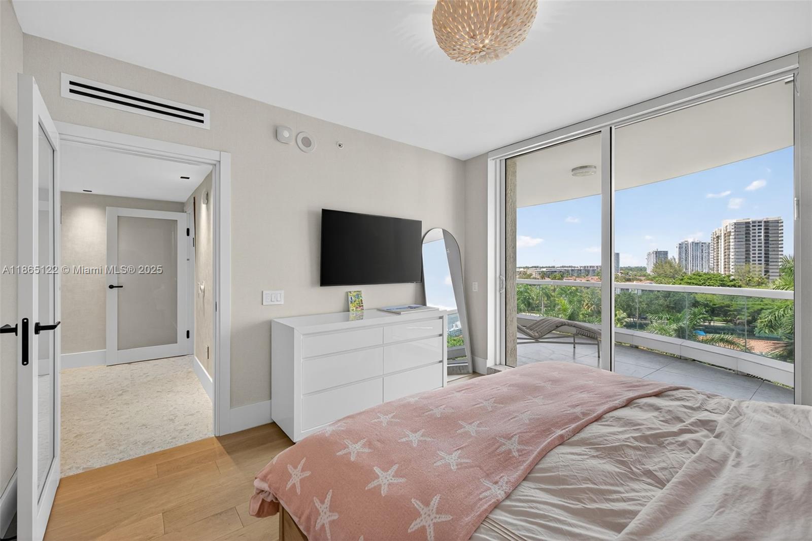 707 3 / 4 2840 sq. ft. $ 2025-08-25 0 foto