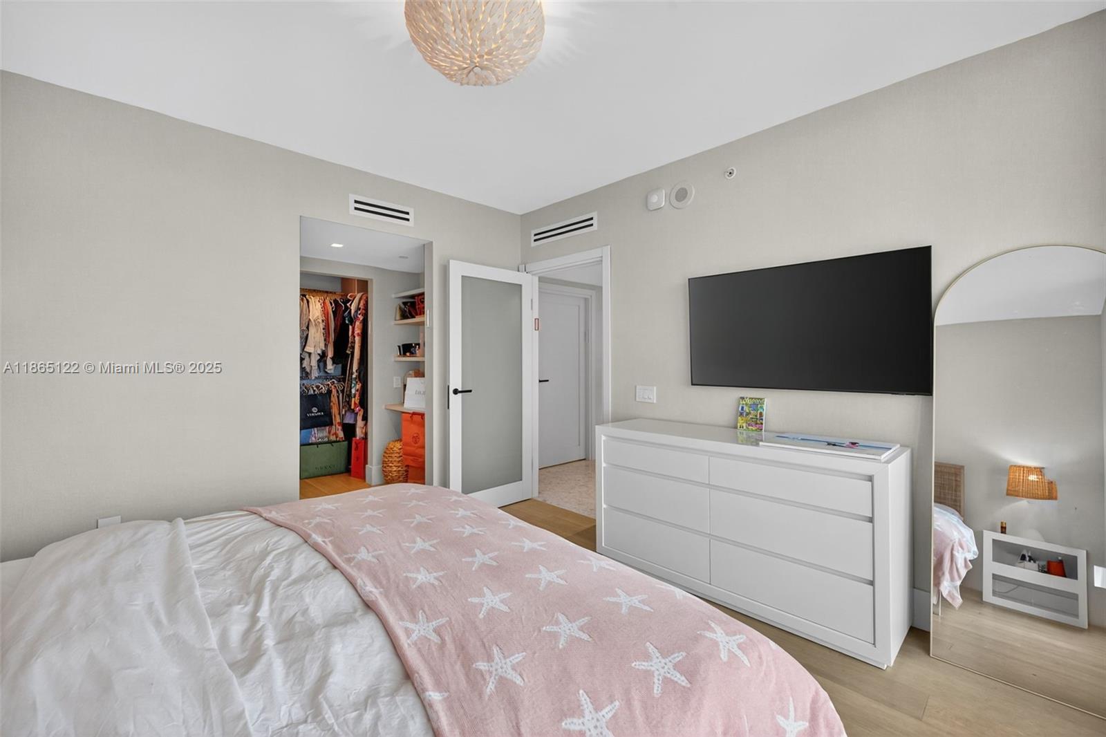 707 3 / 4 2840 sq. ft. $ 2025-08-25 0 foto