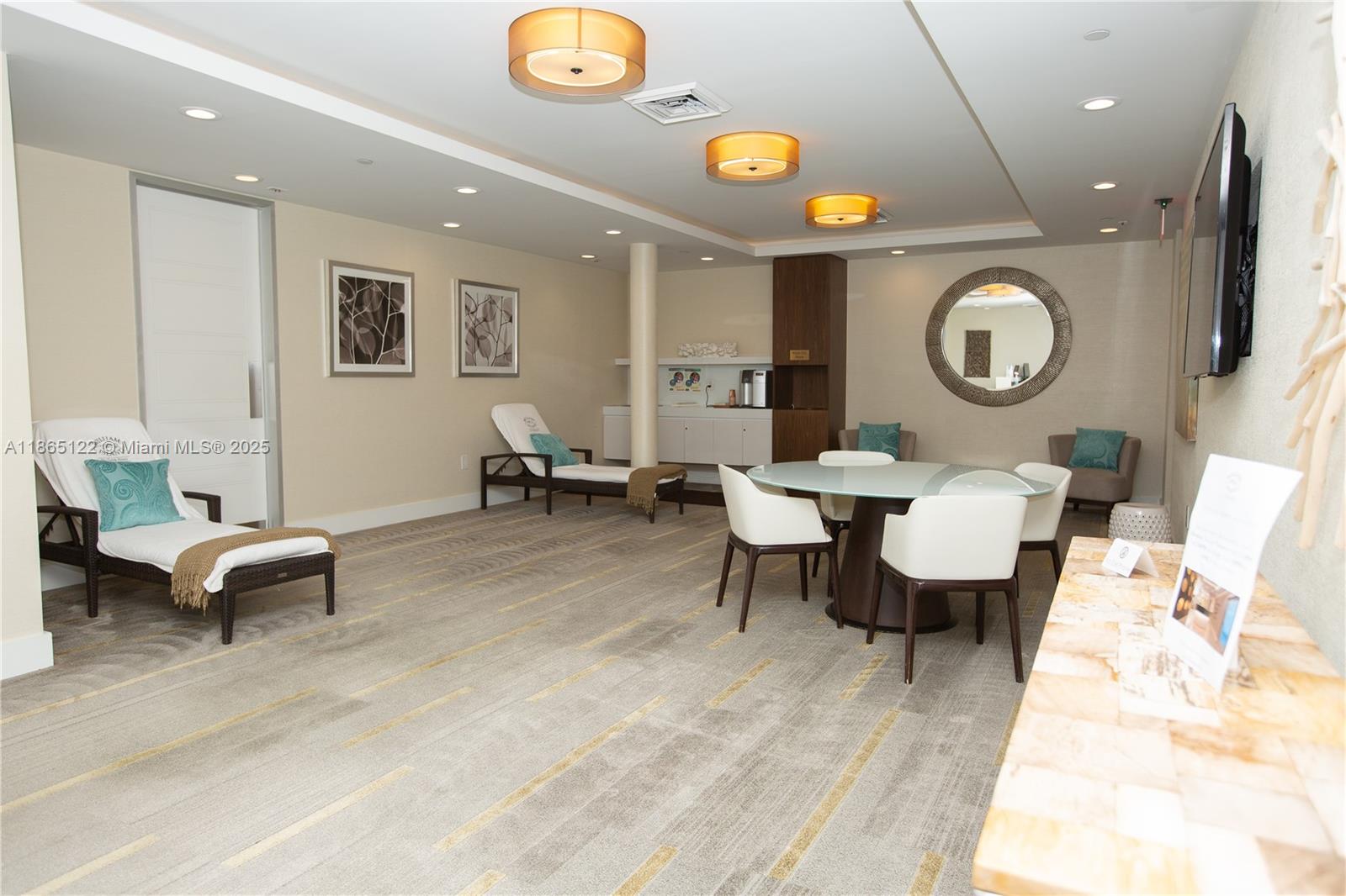 707 3 / 4 2840 sq. ft. $ 2025-08-25 0 foto
