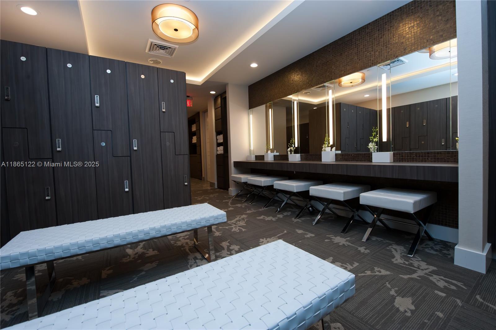 707 3 / 4 2840 sq. ft. $ 2025-08-25 0 foto