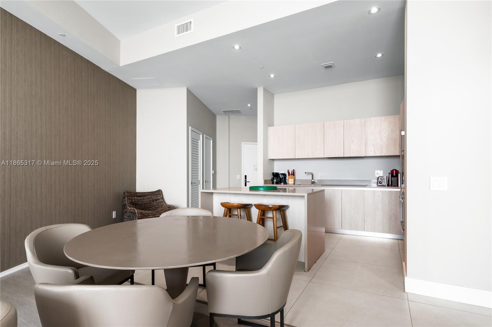 Ver detalles 702 1 / 1 802 sq. ft. $ 2025-08-25 0 foto