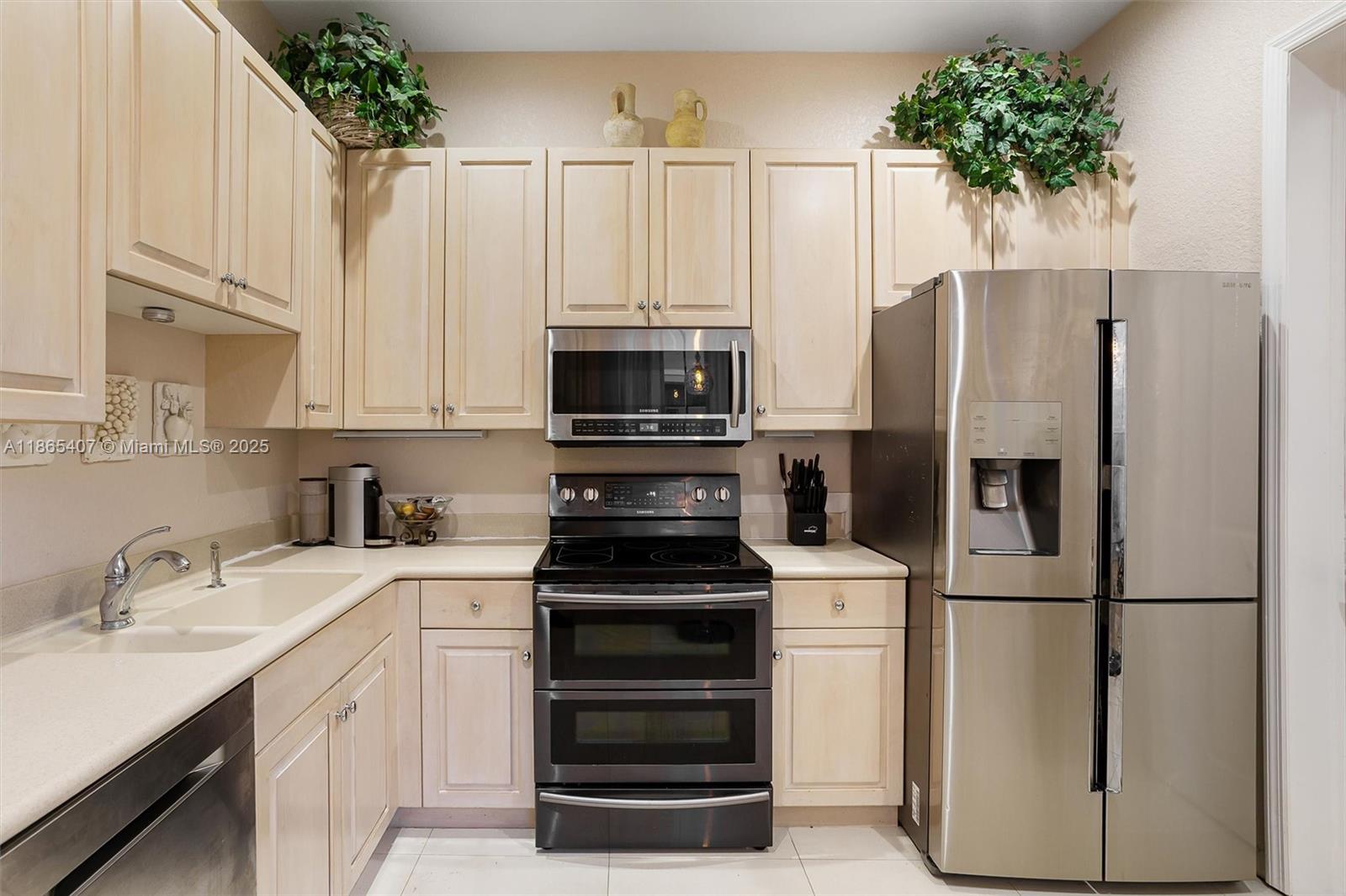 Photo of 1384 Harbor View W  (1384), Hollywood, Florida, 33019 - 