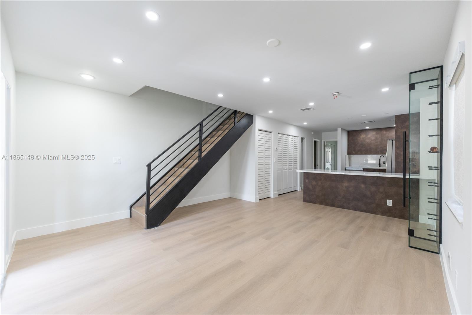 1-5  /   sq. ft. $ 2025-08-25 0 Photo