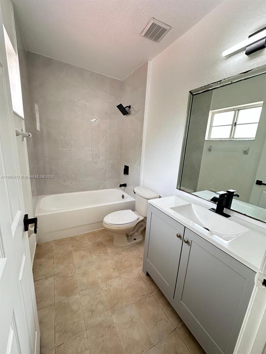 See details 941 3 / 3 1527 sq. ft. $ 2025-08-26 0 Photo