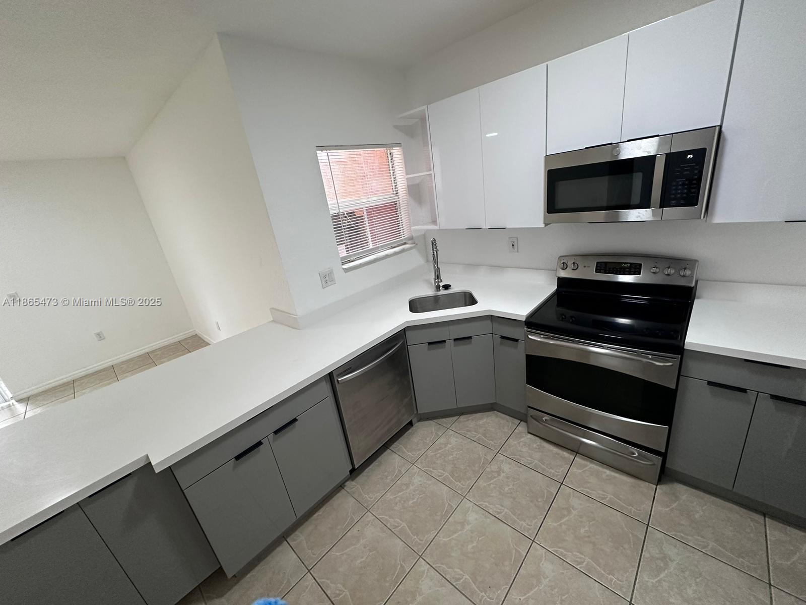See details 941 3 / 3 1527 sq. ft. $ 2025-08-26 0 Photo