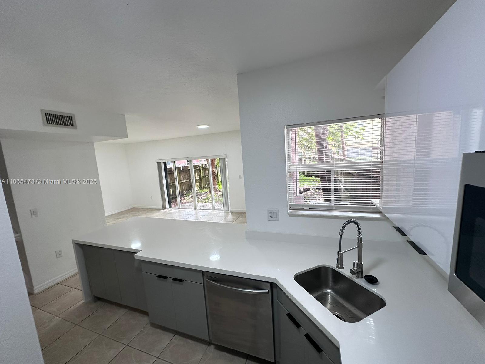 See details 941 3 / 3 1527 sq. ft. $ 2025-08-26 0 Photo