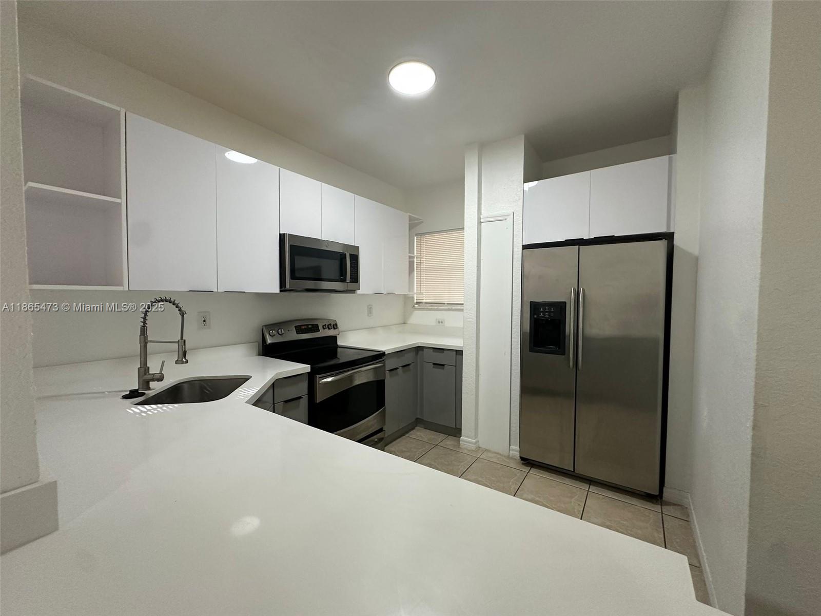 See details 941 3 / 3 1527 sq. ft. $ 2025-08-26 0 Photo