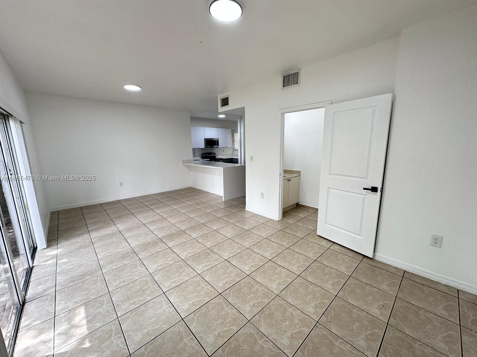 See details 941 3 / 3 1527 sq. ft. $ 2025-08-26 0 Photo