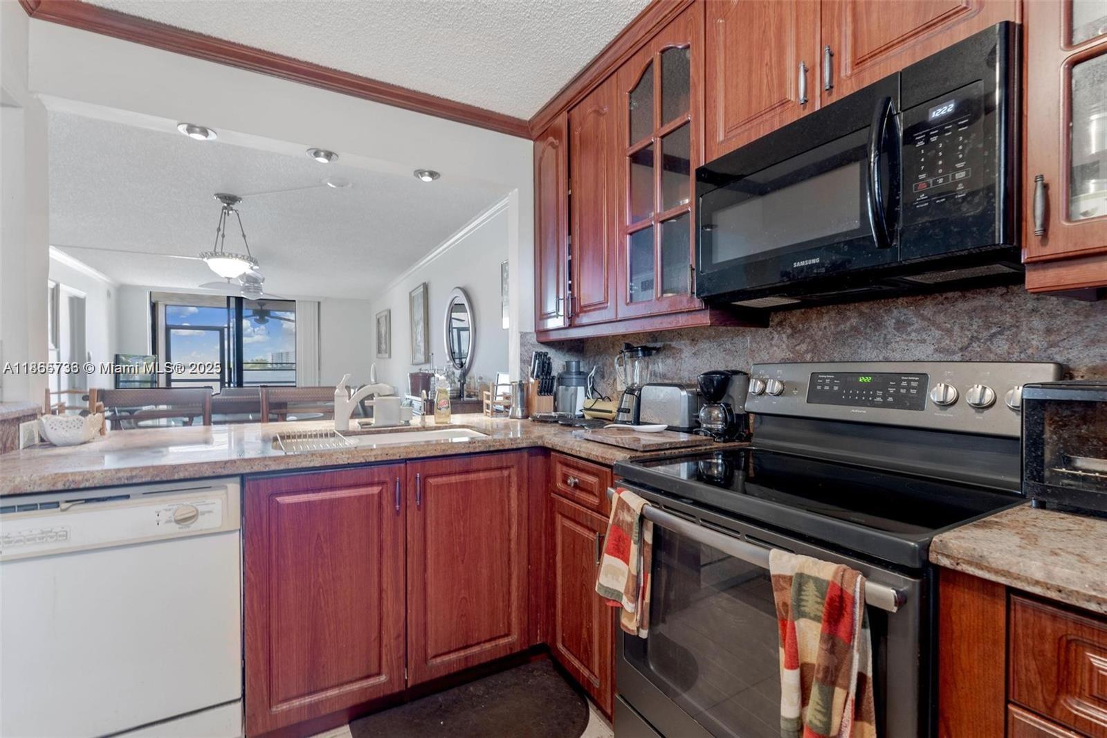 Ver detalles 103 2 / 2 920 sq. ft. $ 2025-08-26 0 foto