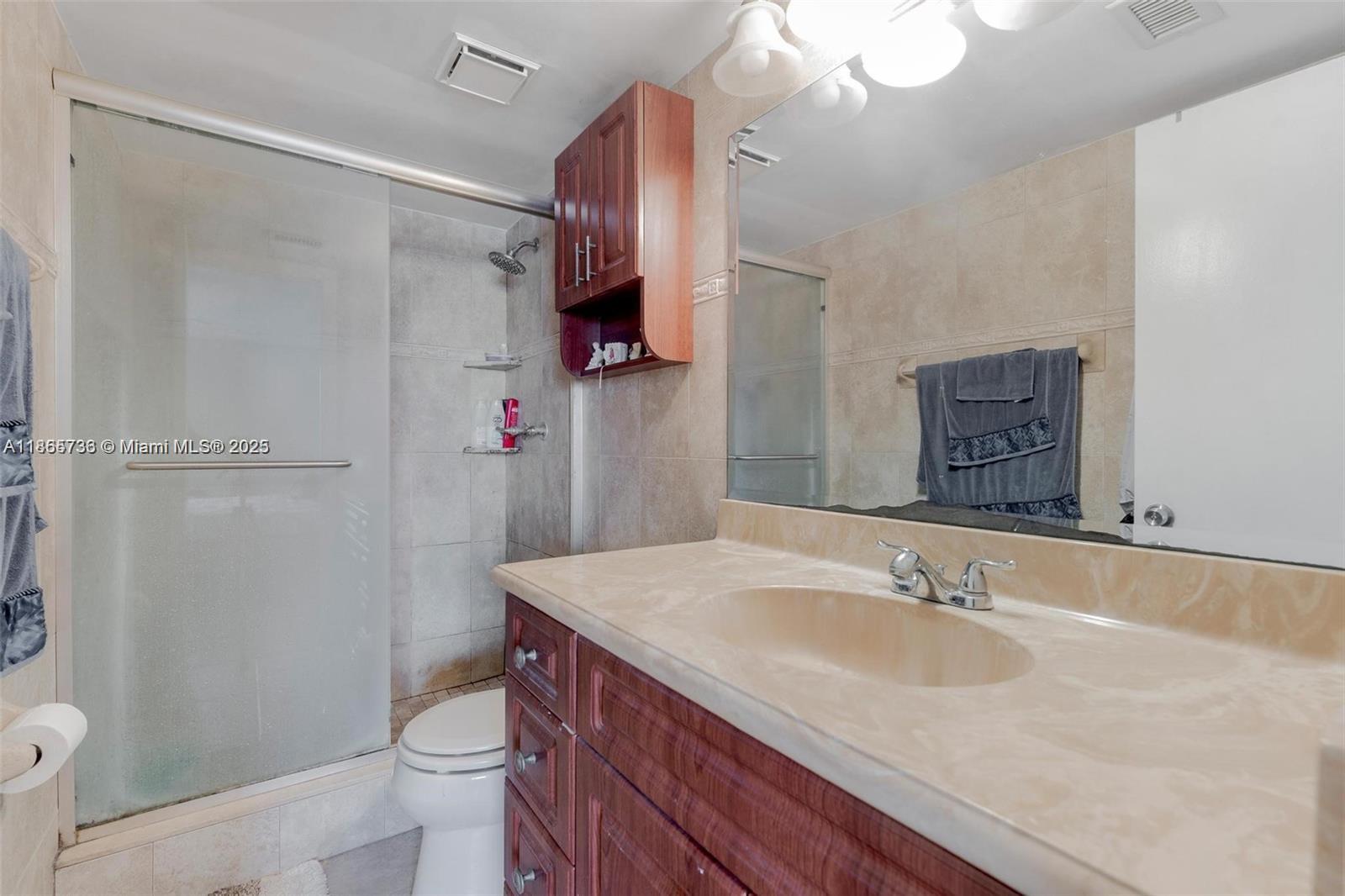 Ver detalles 103 2 / 2 920 sq. ft. $ 2025-08-26 0 foto