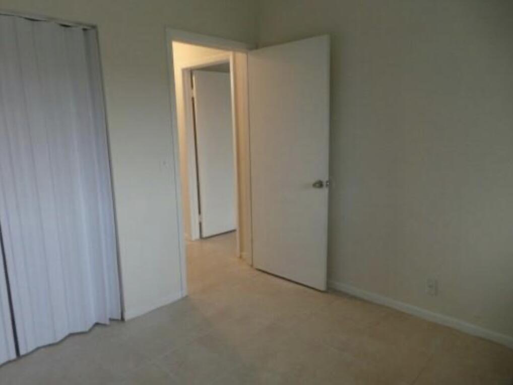 Ver detalles J 2 / 896 sq. ft. $ 2025-12-18 0 foto