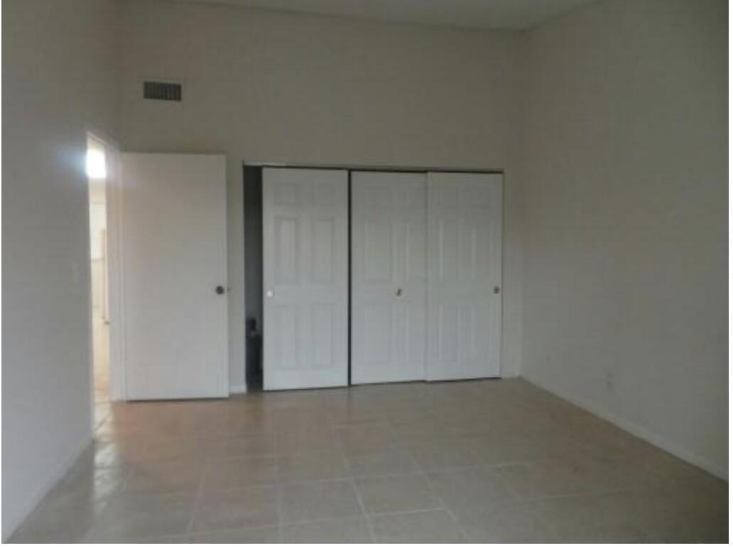Ver detalles J 2 / 896 sq. ft. $ 2025-12-18 0 foto