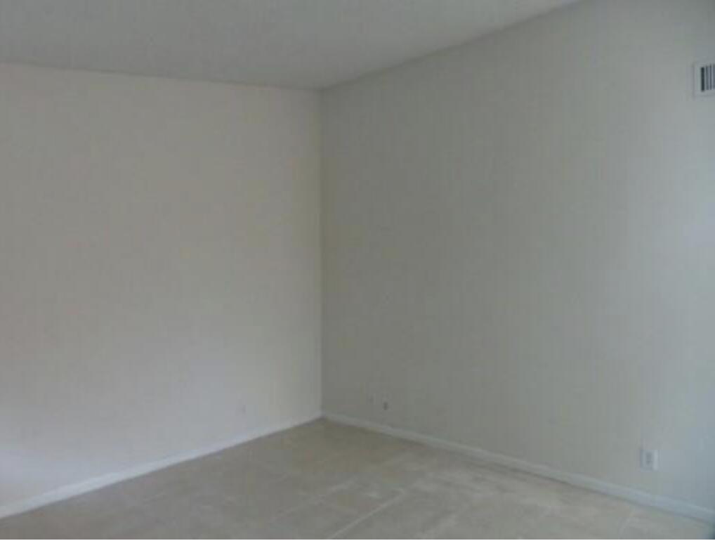 Ver detalles J 2 / 896 sq. ft. $ 2025-12-18 0 foto