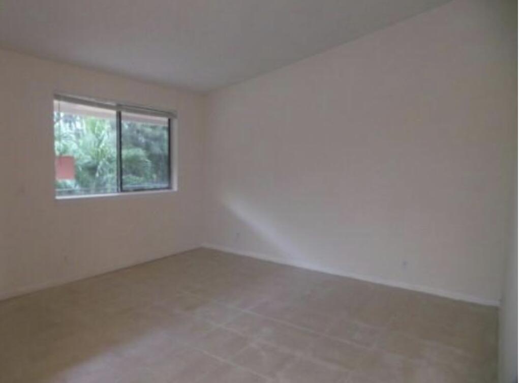 Ver detalles J 2 / 896 sq. ft. $ 2025-12-18 0 foto