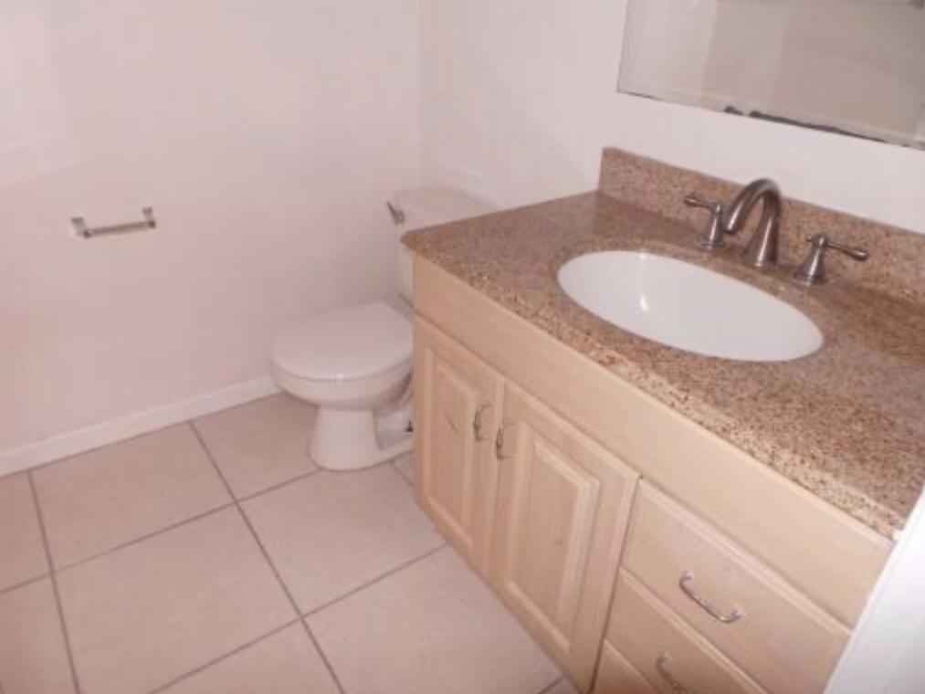 Ver detalles J 2 / 896 sq. ft. $ 2025-12-18 0 foto