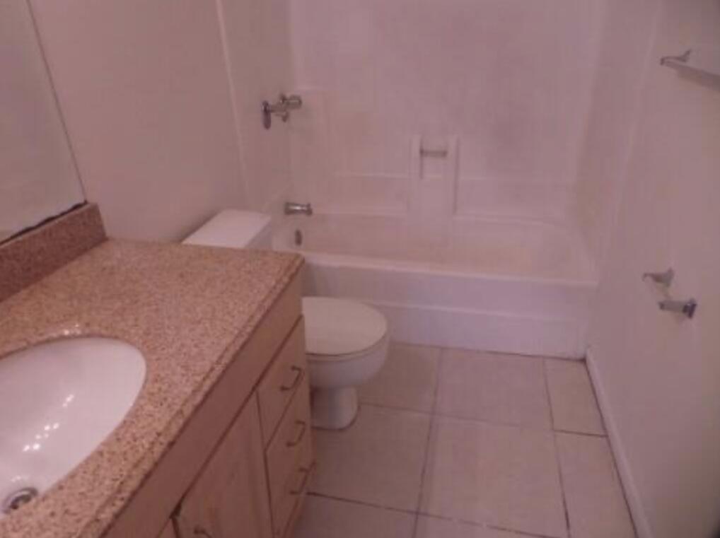Ver detalles J 2 / 896 sq. ft. $ 2025-12-18 0 foto