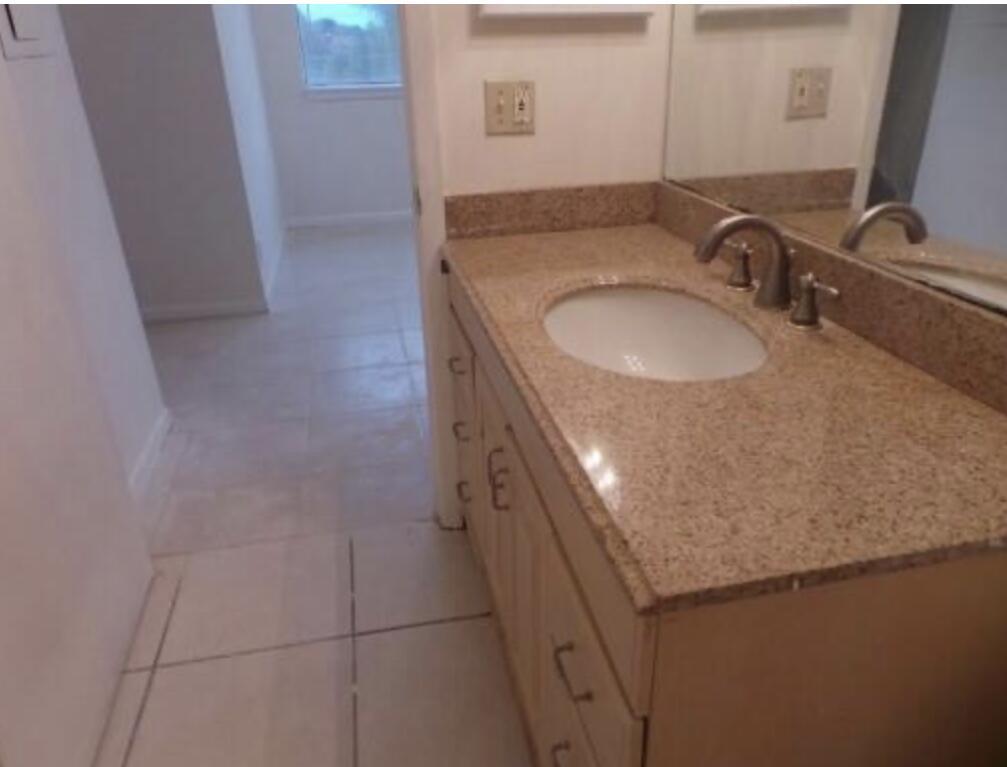 Ver detalles J 2 / 896 sq. ft. $ 2025-12-18 0 foto