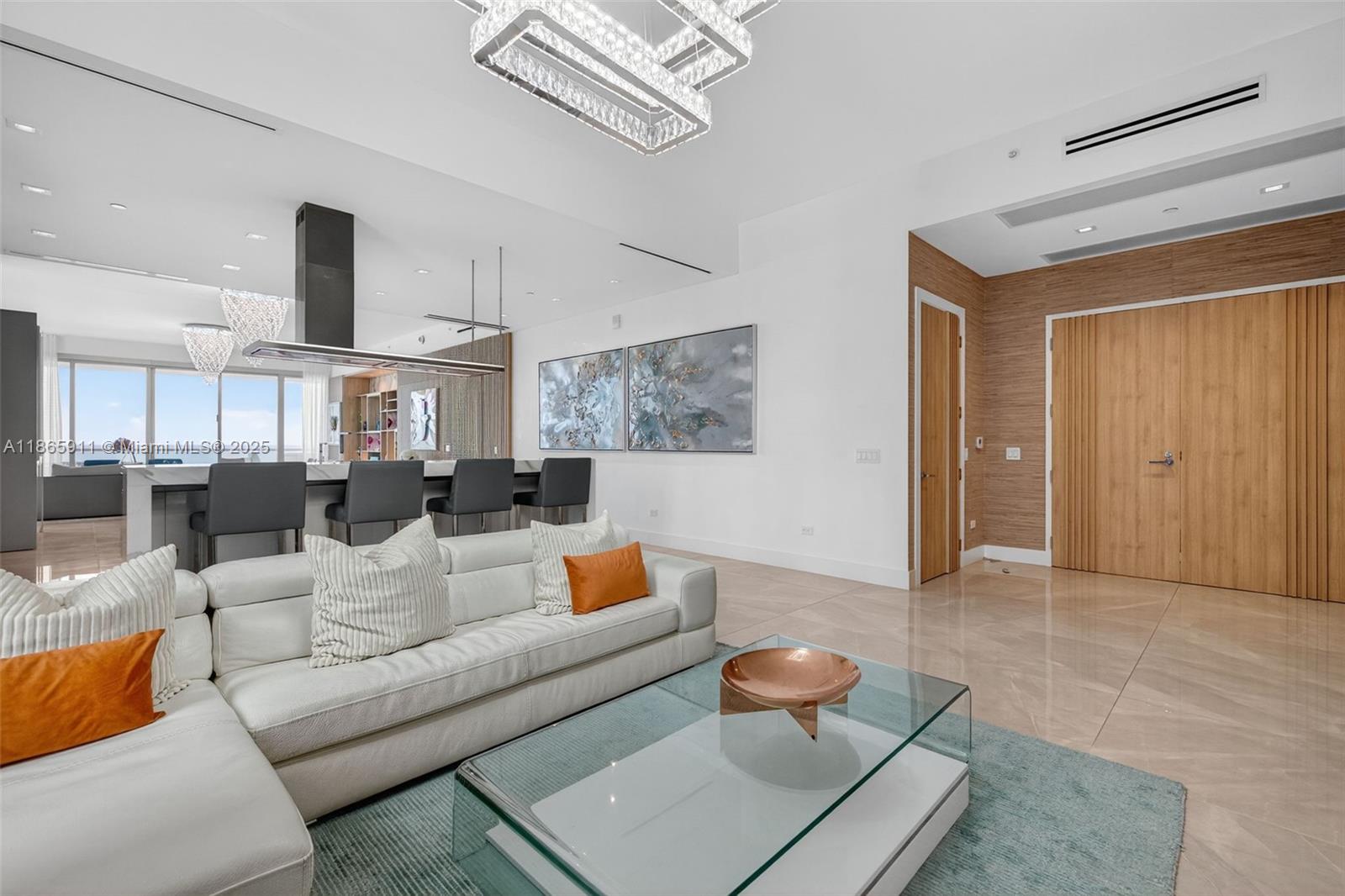 Ver detalles 501 4 / 6 3252 sq. ft. $ 2025-08-26 0 foto
