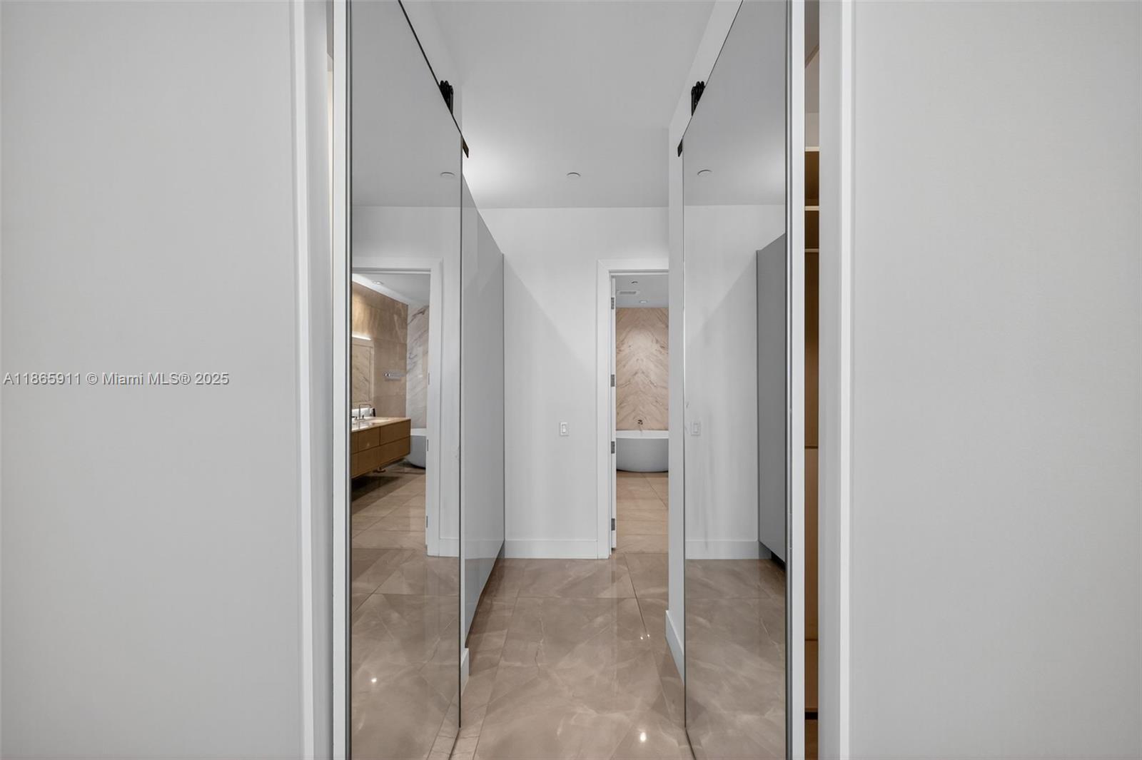 Ver detalles 501 4 / 6 3252 sq. ft. $ 2025-08-26 0 foto
