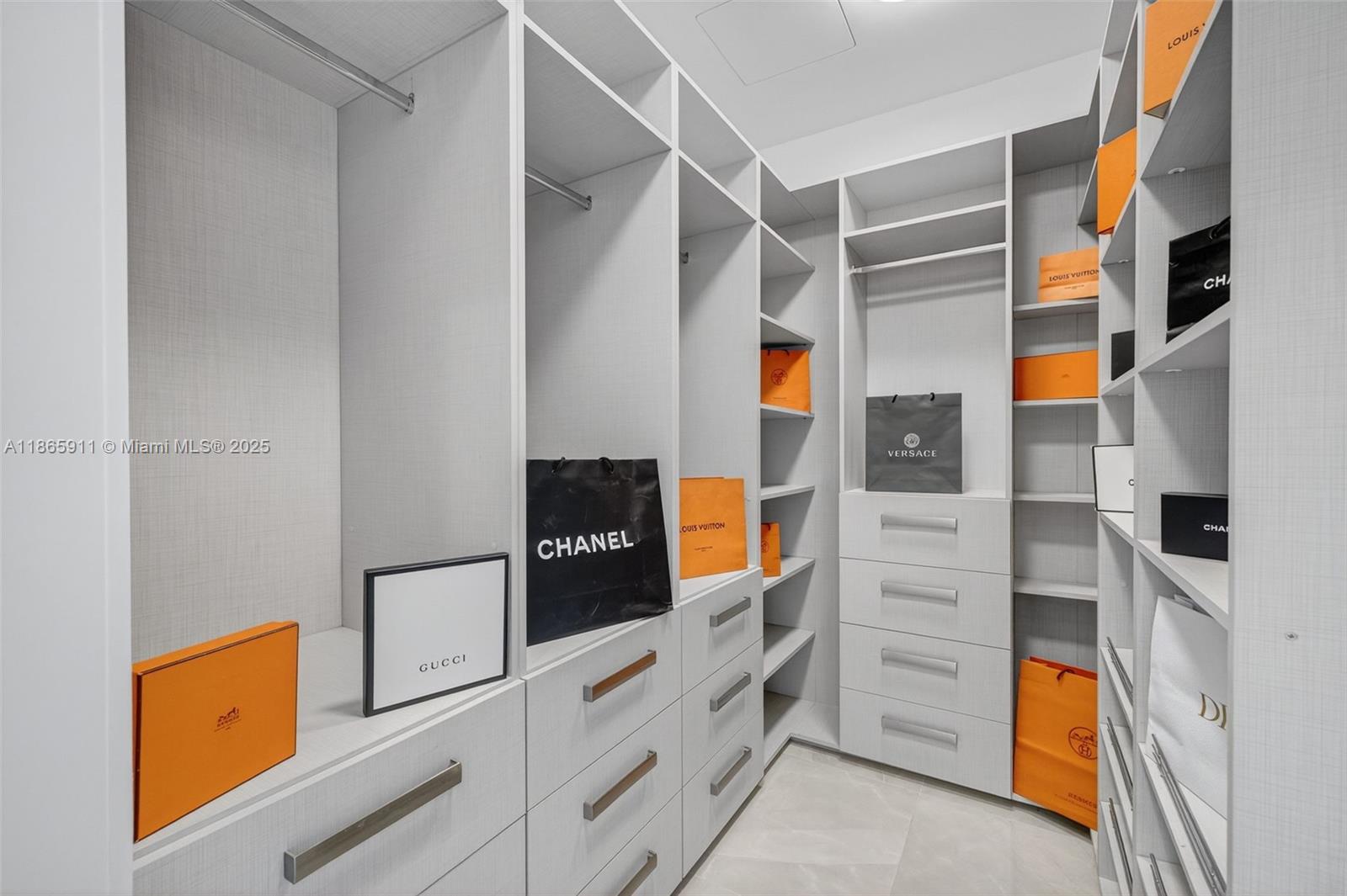 Ver detalles 501 4 / 6 3252 sq. ft. $ 2025-08-26 0 foto