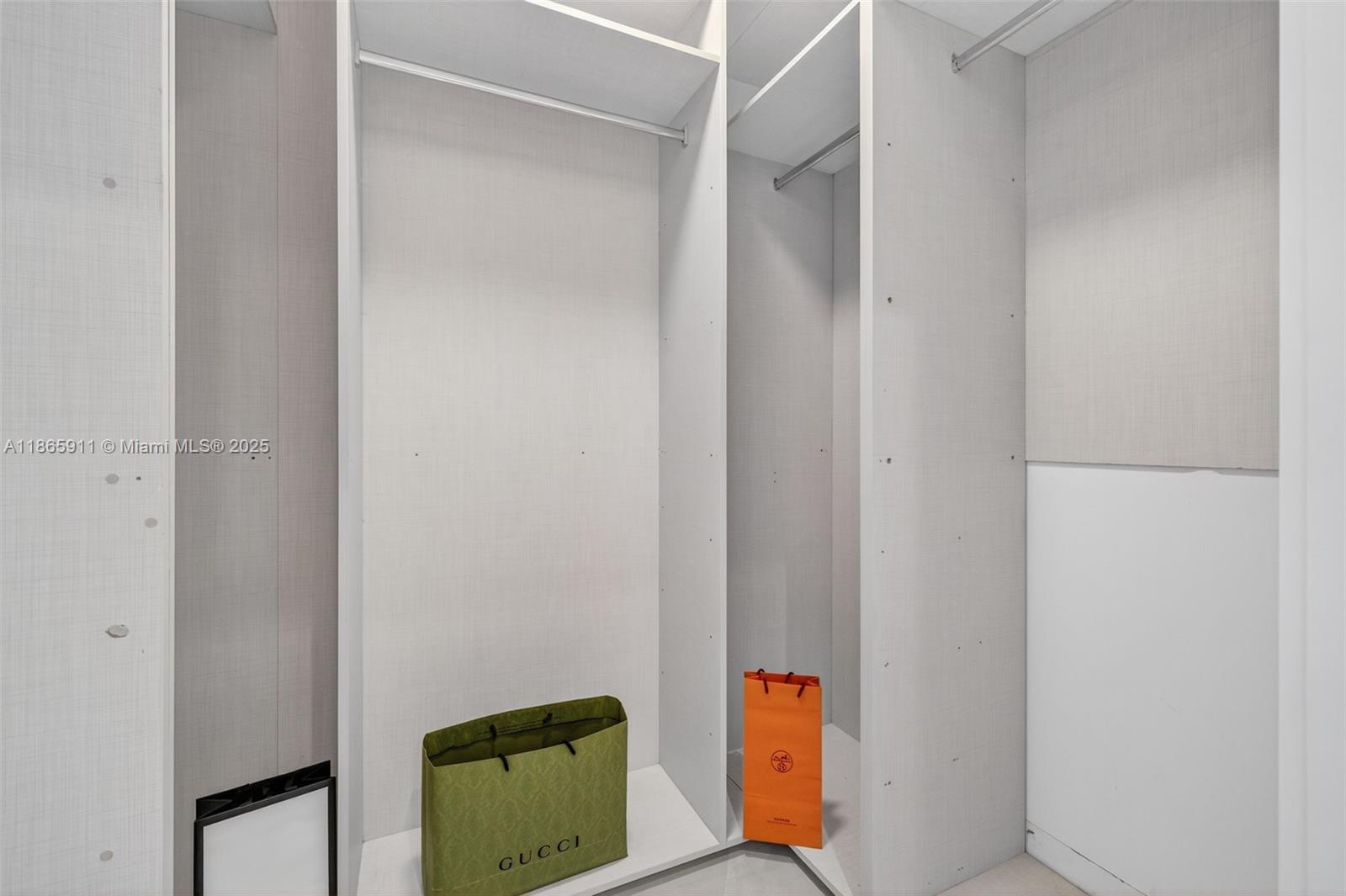 Ver detalles 501 4 / 6 3252 sq. ft. $ 2025-08-26 0 foto